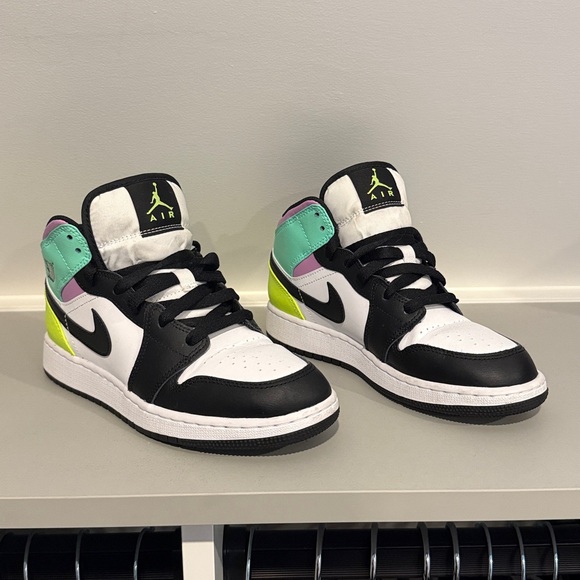 Jordan Kids Sneakers in Pastel and Black - Picture 4 of 7